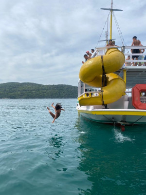 Paseio de barco com toba em arraial do cabo