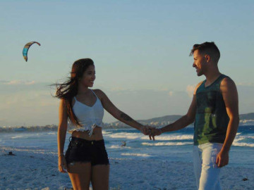 casal de noivos de férias em arraial do cabo buggy ride, arraialferias