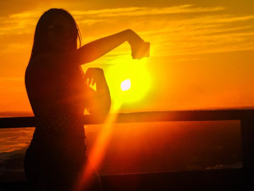 pôr do sol com bela turista em arraial do cabo