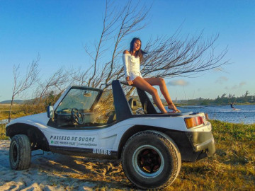 passeio de buggy com bela turista em arraial do cabo
