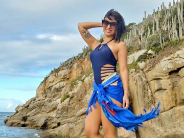 Turista na praia de Arraial tirada de férias