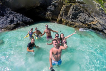 Turistas que apreciam a água transparente em arraial do cabo