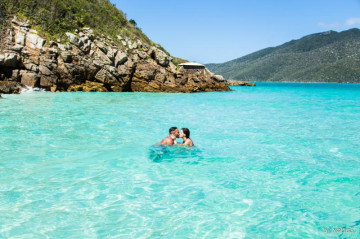 Turistas no mar com águas claras de arraial do cabo