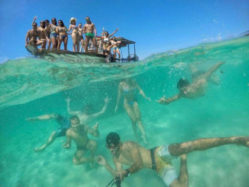 Excursões de barco em arraial do cabo
