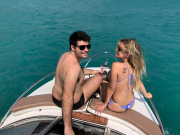 Turistas andando de barco em arraial do cabo