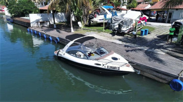 Lancha pronta para sair para passear em arraial do cabo