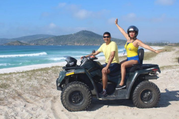 Turista, andar, ligado, atv, praia, de, arraial do, cabo, durante, seu, feriados
