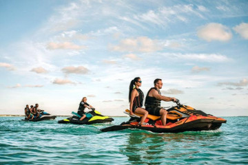 Turistas em jetski em arraial do cabo