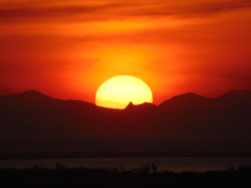 Pôr do sol em um passeio de bugre em arraial do cabo