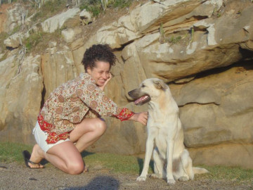 Linda turista e seu cachorro nas praias de arraial do cabo durante suas férias