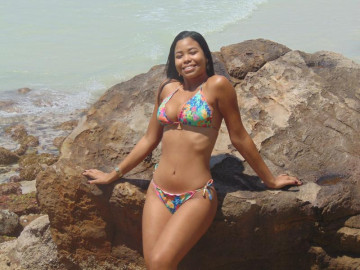 Bela turista tomando banho de sol de biquíni em suas férias em arraial do cabo