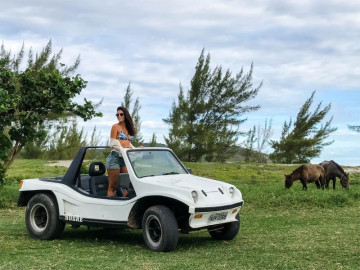 bugre branco estacionado em uma praia em arraial do