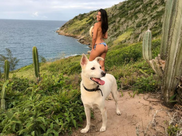Bela turista posando em um albergue com vista para a praia em arraial do cabo durante seu passeio de buggy