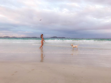 Turista andando na praia de arraial do cabo