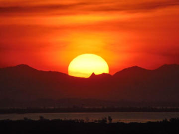 Belo pôr do sol nas colinas de arraial do cabo