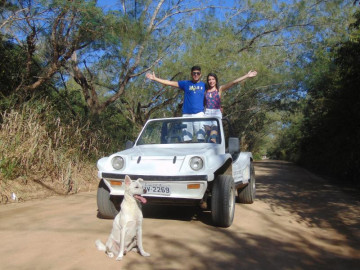 Turistas, desfrutando, seu, passeio, em, um, branca, buggy, ligado, seu, feriados, em, arraial do, cabo