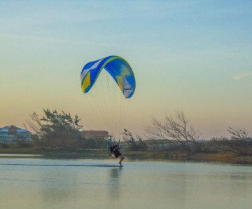 Voando sobre o mar em arraial do cabo com um paramotor