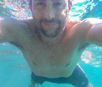 Foto abaixo do mar por um turista em suas férias em arraial do cabo