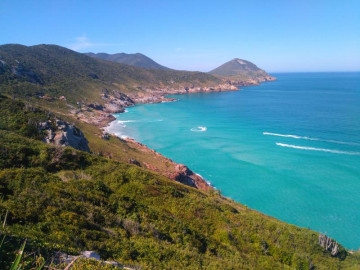 Foto da praia do arraial do cabo a partir da altura