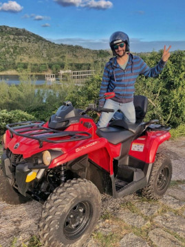 Menino andando de quadriciclo no meio do verde de Arraial do Cabo