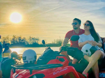 Casal em quadriciclo curtindo o pôr do sol, caminhada e excursões