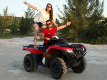 Dois amigos tiram fotos com seu quadriciclo alugado em Arraial do Cabo