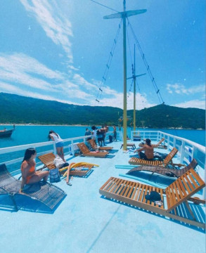 Passeio de Barco com toboagua