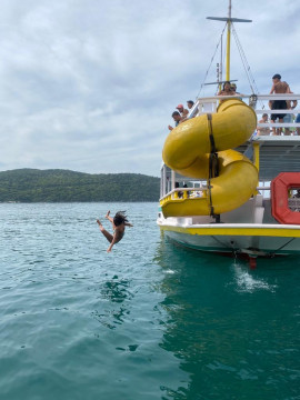 Paseio de barco com toba em arraial do cabo