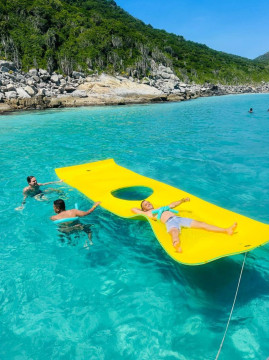 Passeio de Barco com toboagua