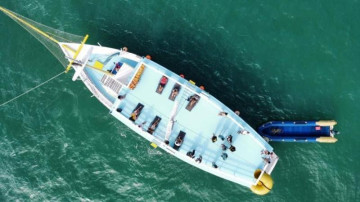 Passeio de Barco com toboagua