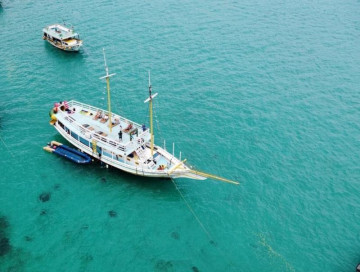Passeio de Barco com toboagua