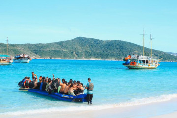 Passeio de Barco com toboagua